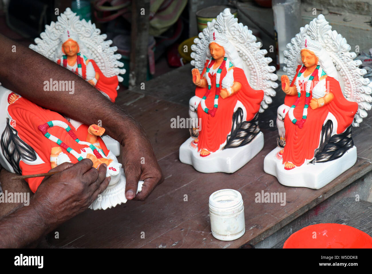 Idol der hinduistischen Göttin Lakshmi während der Vorbereitungen in Kalkutta. Ton Idol der Göttin Lakshmi, unter Vorbereitung für Bengal ist Lakshmi Puja Festival an Ku Stockfoto