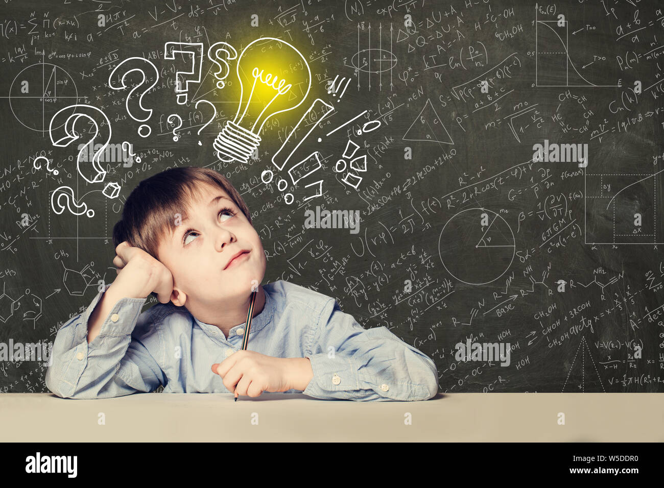 Idee! Smart kid Student mit Glühbirne auf der Tafel Stockfoto