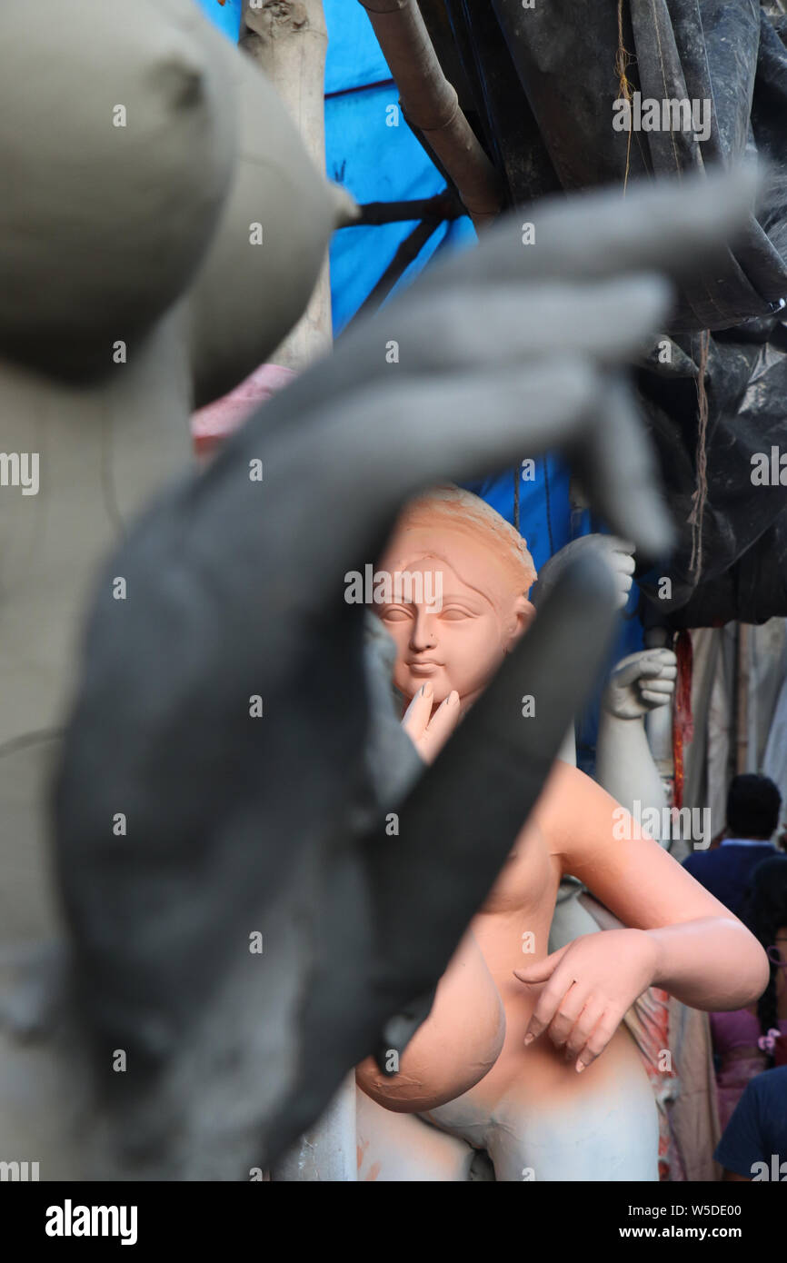 Ton Idol der hinduistischen Göttin Durga, unter Vorbereitung für Bengalen der Durga Puja festival Kumartuli in Kalkutta. Stockfoto