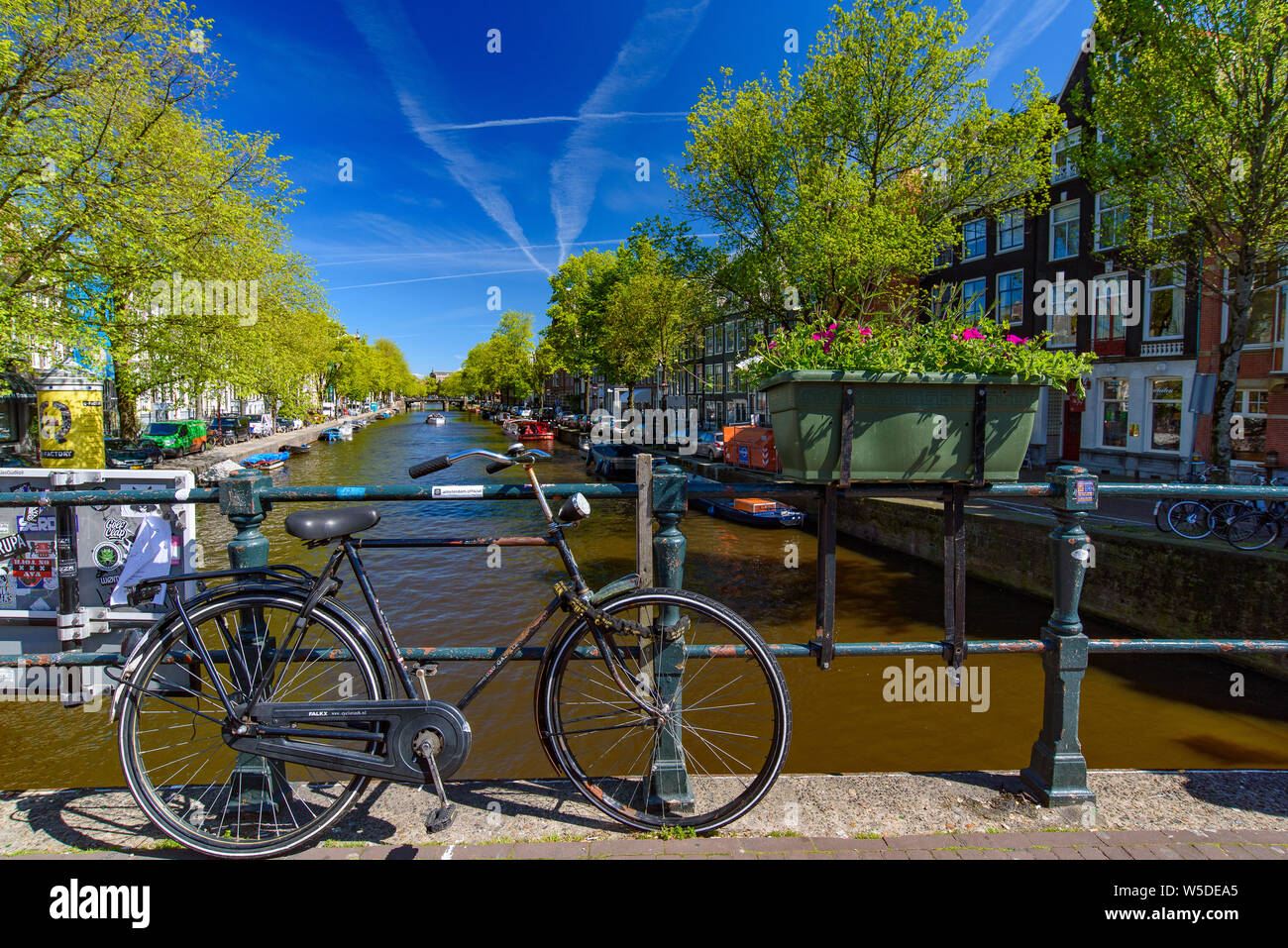 Fahrräder, die auf der Brücke, die den Kanal in Amsterdam, Niederlande, Kreuze Stockfoto