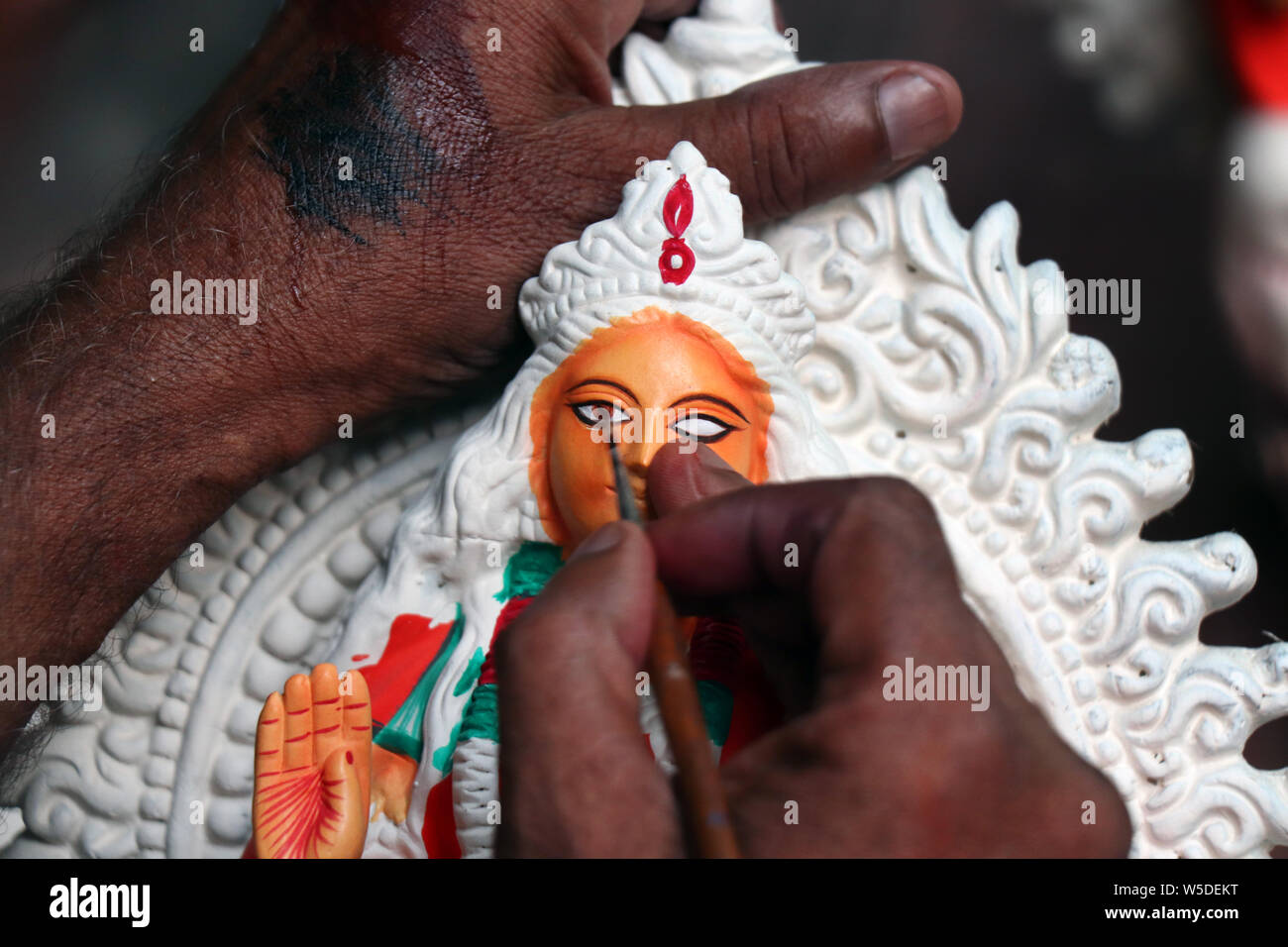 Idol der hinduistischen Göttin Lakshmi während der Vorbereitungen in Kalkutta. Ton Idol der Göttin Lakshmi, unter Vorbereitung für Bengal ist Lakshmi Puja Festival an Ku Stockfoto