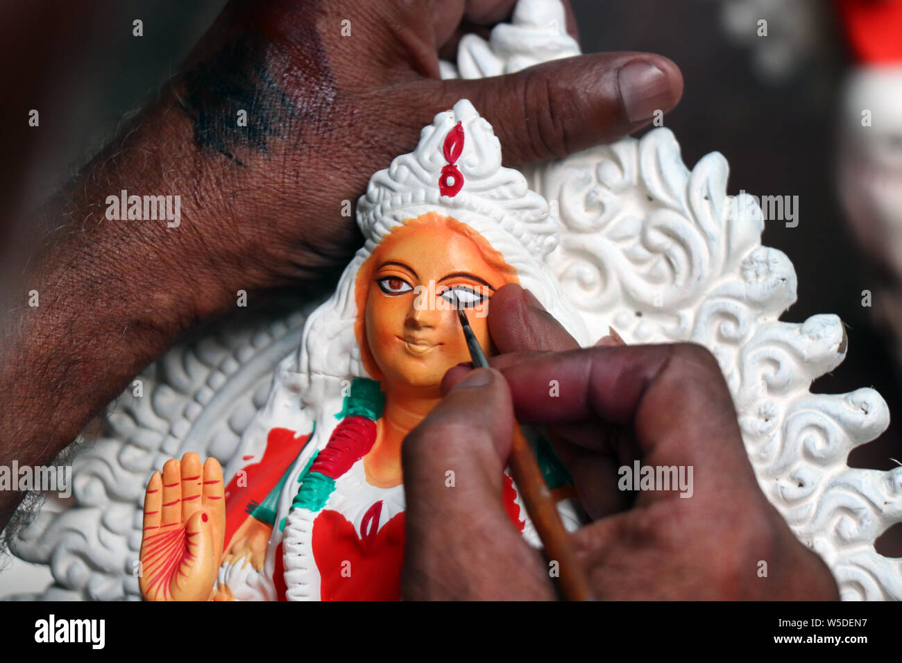 Idol der hinduistischen Göttin Lakshmi während der Vorbereitungen in Kalkutta. Ton Idol der Göttin Lakshmi, unter Vorbereitung für Bengal ist Lakshmi Puja Festival an Ku Stockfoto