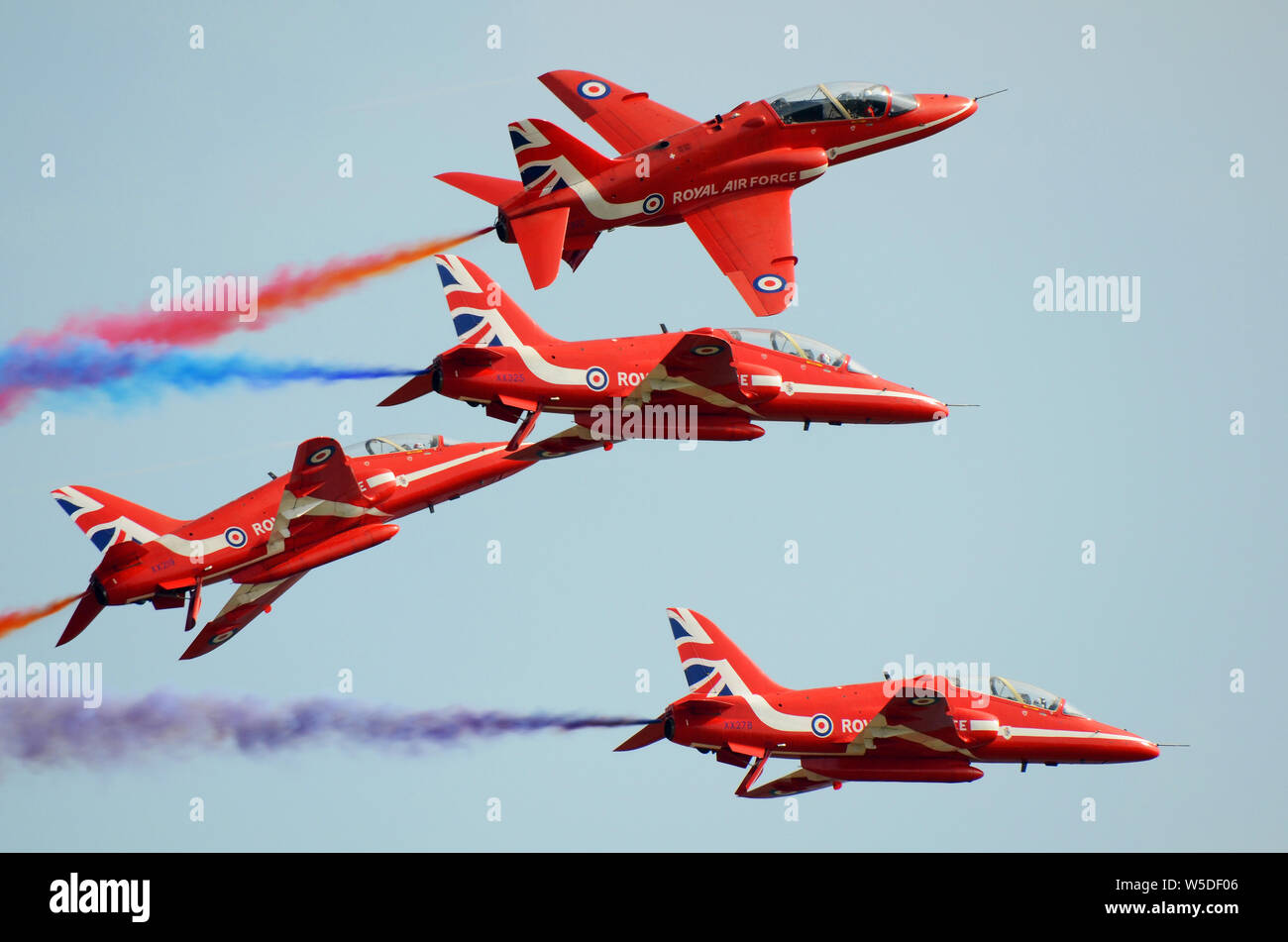 Royal Air Force Red Arrows, RAF Kunstflugteam The Red Arrows, die ihre Roll Backs auf einer Flugschau in ihren BAE Hawk-Düsenflugzeugen vorführen Stockfoto