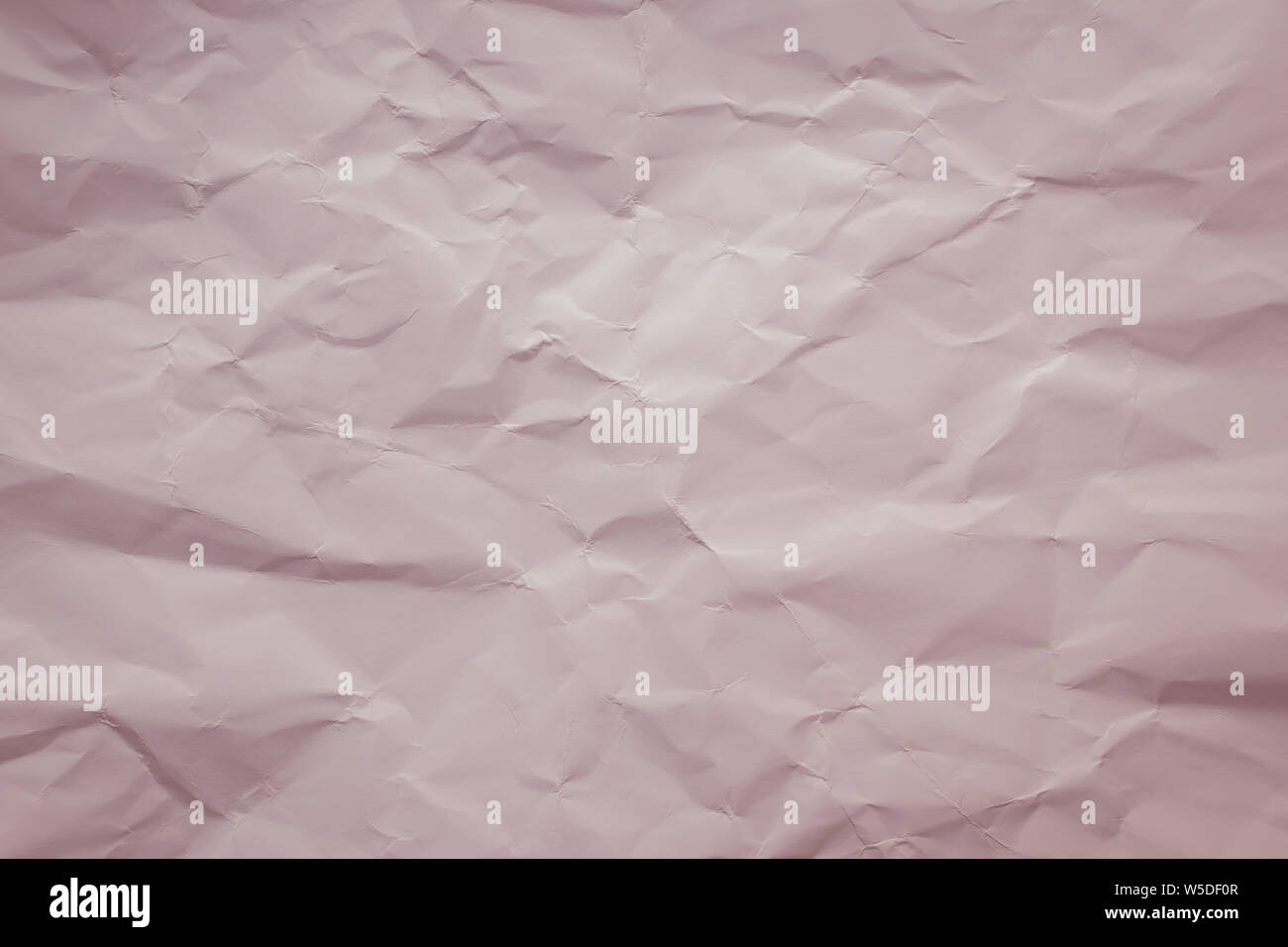 Creme Papier Hintergrund. Pastell, zartrosa Farbe. Vintage Textur von Gesickte. Bemalte Seite zerknittert, Muster. Kopieren Sie Platz. Licht rot verknitterte Karte Stockfoto