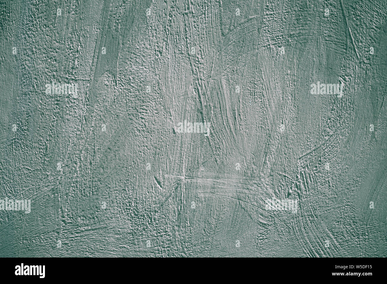 Grüner strukturierter Putzwandhintergrund mit abstrakten Pinselstrichen, dekoratives Oberflächenmuster, weicher matter Grunge Hintergrund für Design Stockfoto