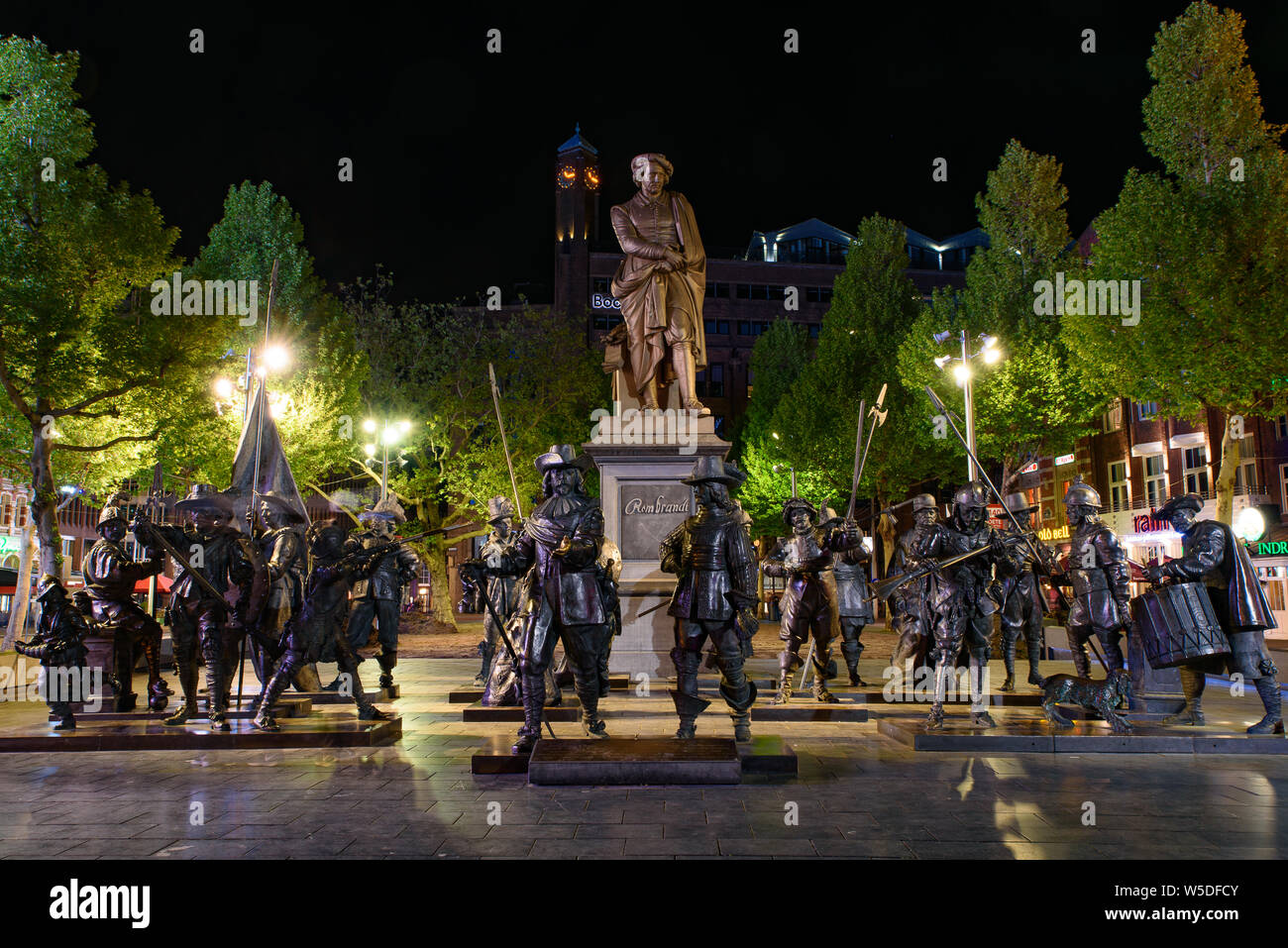 Die Skulpturen der Nachtwache am Rembrandtplein in der Nacht in Amsterdam, Niederlande Stockfoto
