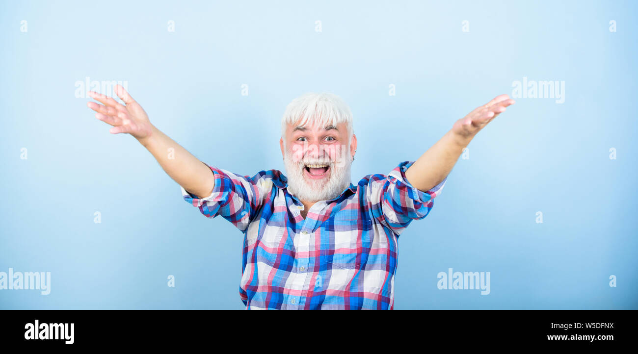 Positive Emotion. Erfolgreiche hipster glücklichen Kerl. Opa happy Fröhlich fröhlich. Schließlich in den Ruhestand. Erfolgreiche Rentner. Zufrieden Erfolg. Ziele im Leben. Erfolgreicher Mann feiert Erfolg. Stockfoto