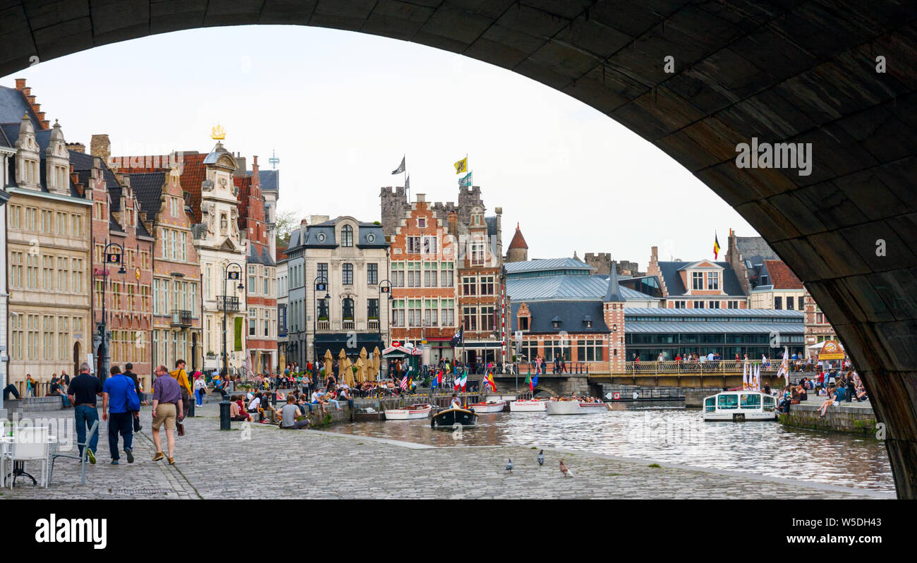 Graslei (Gras Quay) und der Korenlei (Mais Quay) mit Touristen, unter der St. Michiels (Saint Michaels) Brücke gesehen. Gent, Belgien. Stockfoto