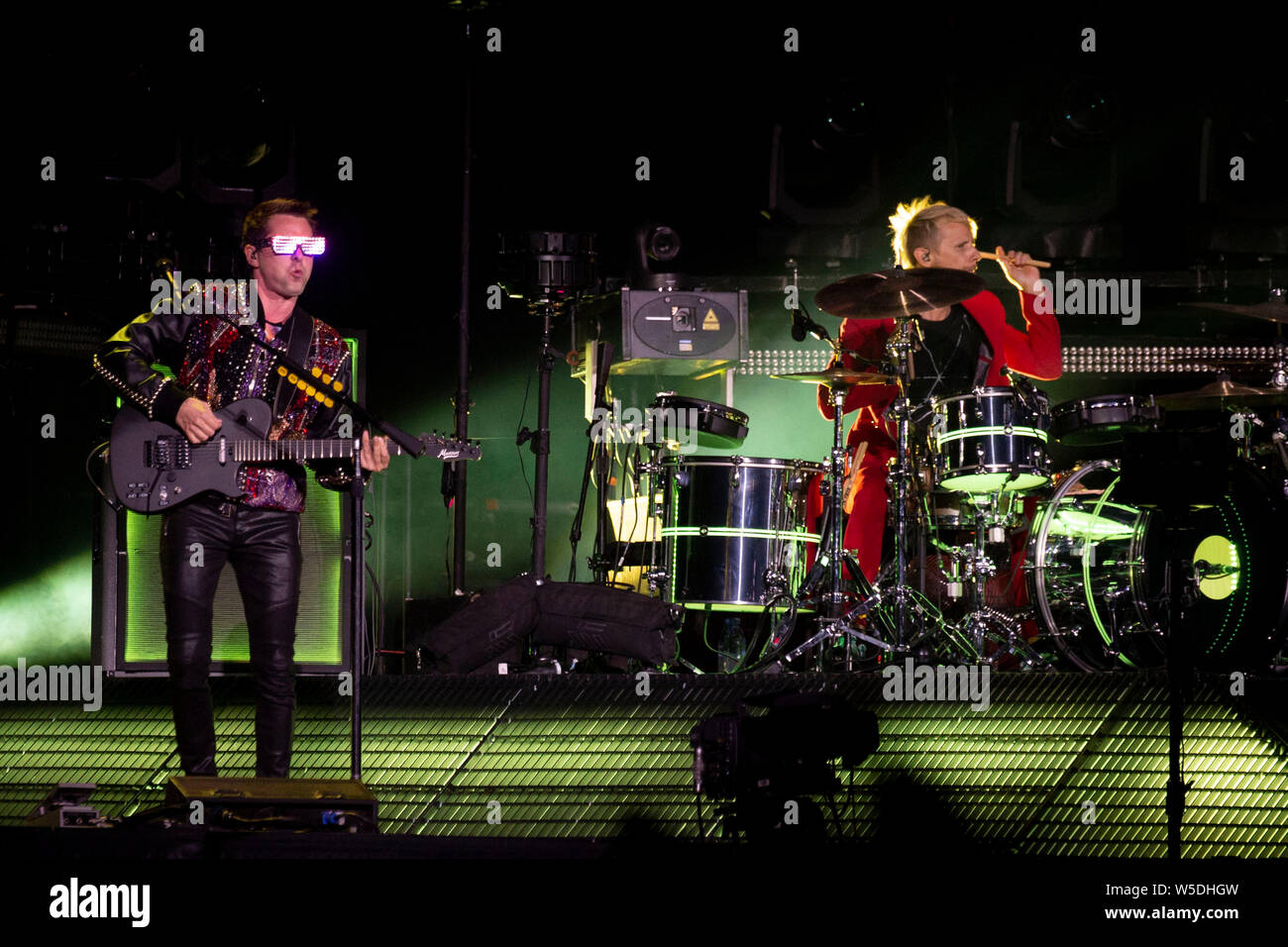 Madrid, Spanien. 26. Juli, 2019. Matthew Bellamy, Dominic Howard von Muse live bei einem Konzert der 'Simulation Theorie World Tour' an der Wanda Metropolitano Stadion. Madrid, 26.07.2019 | Verwendung der weltweiten Kredit: dpa/Alamy leben Nachrichten Stockfoto