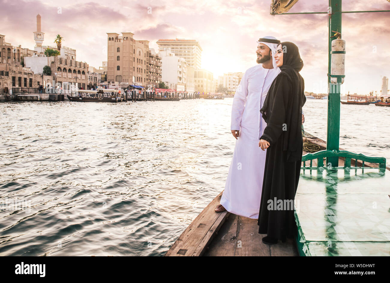 Glückliches Paar die Zeit in Dubai. Mann und Frau in traditioneller Kleidung,  eine Kreuzfahrt auf dem Fluss Stockfotografie - Alamy