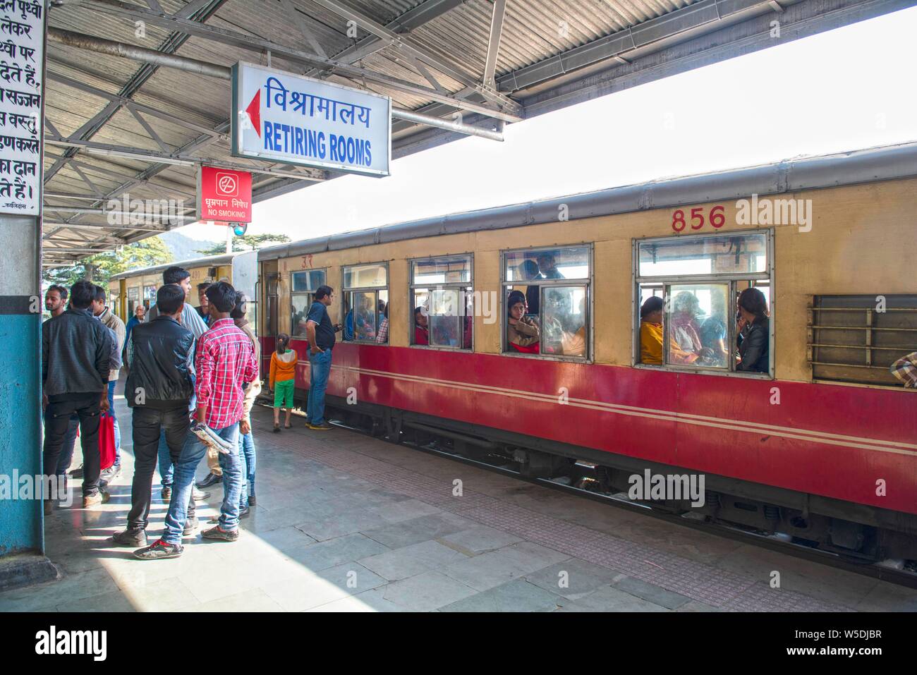 Indien, Shimla. Spielzeugeisenbahn ' Warten auf Abflug in Shimla. Die Schmalspurbahn zu Kalka gehört zum UNESCO-Welterbe Stockfoto