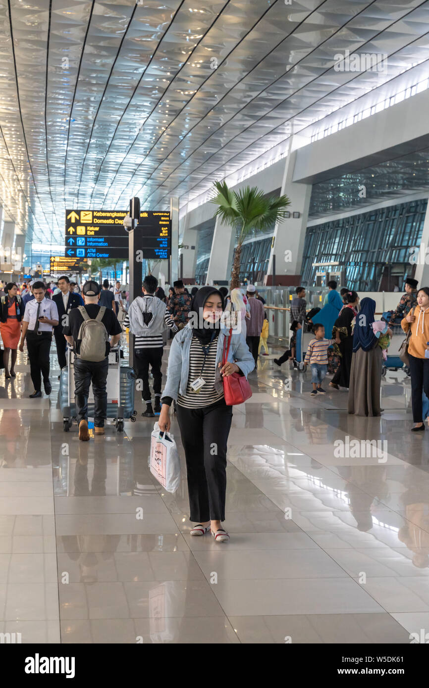 Indonesischen Muslima mit Hijab in Soekarno - Hatta International Airport Terminal 3 Flüge Check-in-Bereich. Jakarta, Indonesien Stockfoto