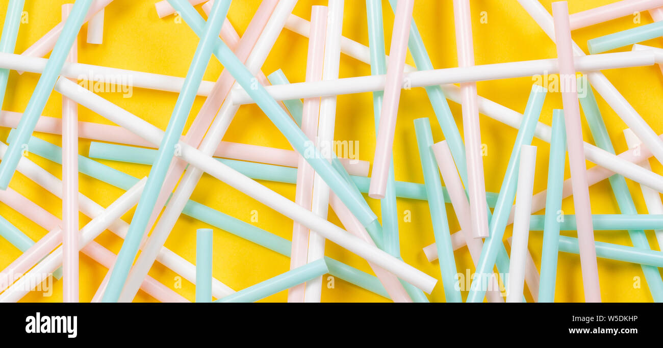 Bunten Cocktail aus Kunststoff Rohre Strohhalme auf gelbem Hintergrund Stockfoto