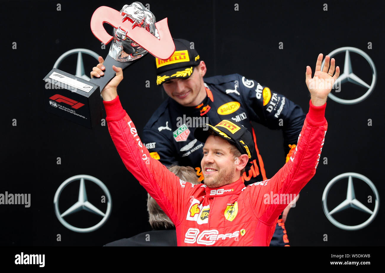 Hockenheim, Deutschland. 28. Juli 2019. Motorsport: Formel 1-Weltmeisterschaft, den grossen Preis von Deutschland. Sebastian Vettel aus Deutschland vom Team Scuderia Ferrari cheers auf seinen zweiten Platz, hinter ihm die Sieger, Max Verstappen aus den Niederlanden von Team Aston Martin Red Bull Racing. Kredite: Jan Woitas/dpa-Zentralbild/dpa/Alamy leben Nachrichten Stockfoto