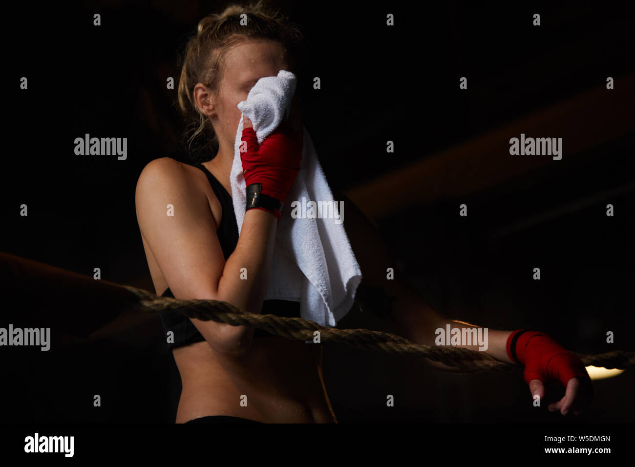 Dunkel getönt Portrait von harten Sportlerin wischen Schweiß mit Handtuch nach Praxis, Kopie Raum Stockfoto