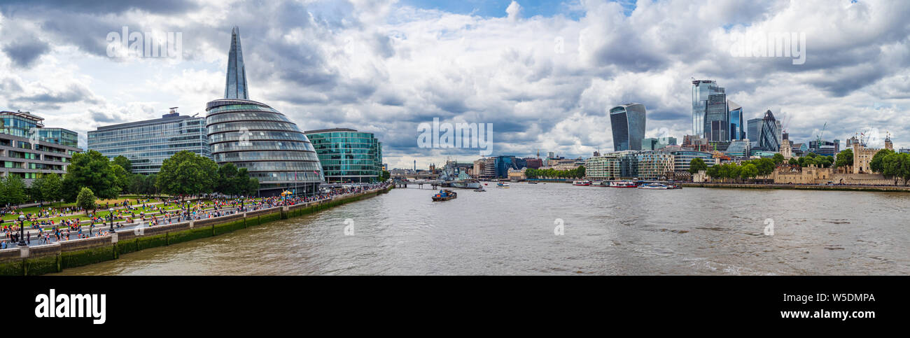 Blick nach Westen auf die Skyline von London als von der Tower Bridge einschließlich der Shard, die Walkie Talkie und The Gherkin unter anderem gesehen Stockfoto
