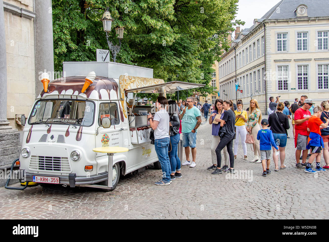 Ice Cream van in Brügge mit Menschen warten bedient zu werden. Stockfoto