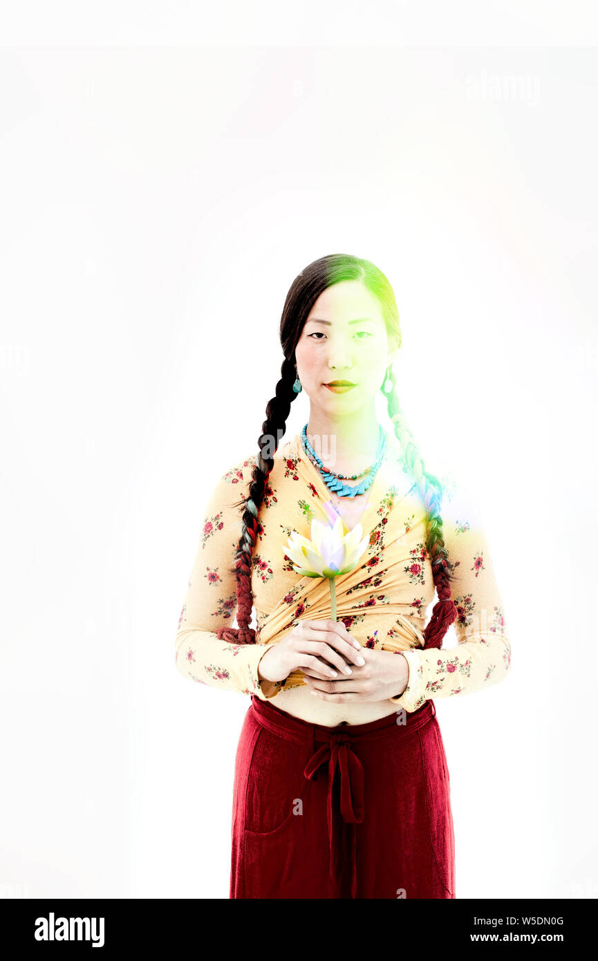 Schöne spirituelle asiatischen koreanisch-amerikanischen Frau mit einem Lotus Blossom. Stockfoto