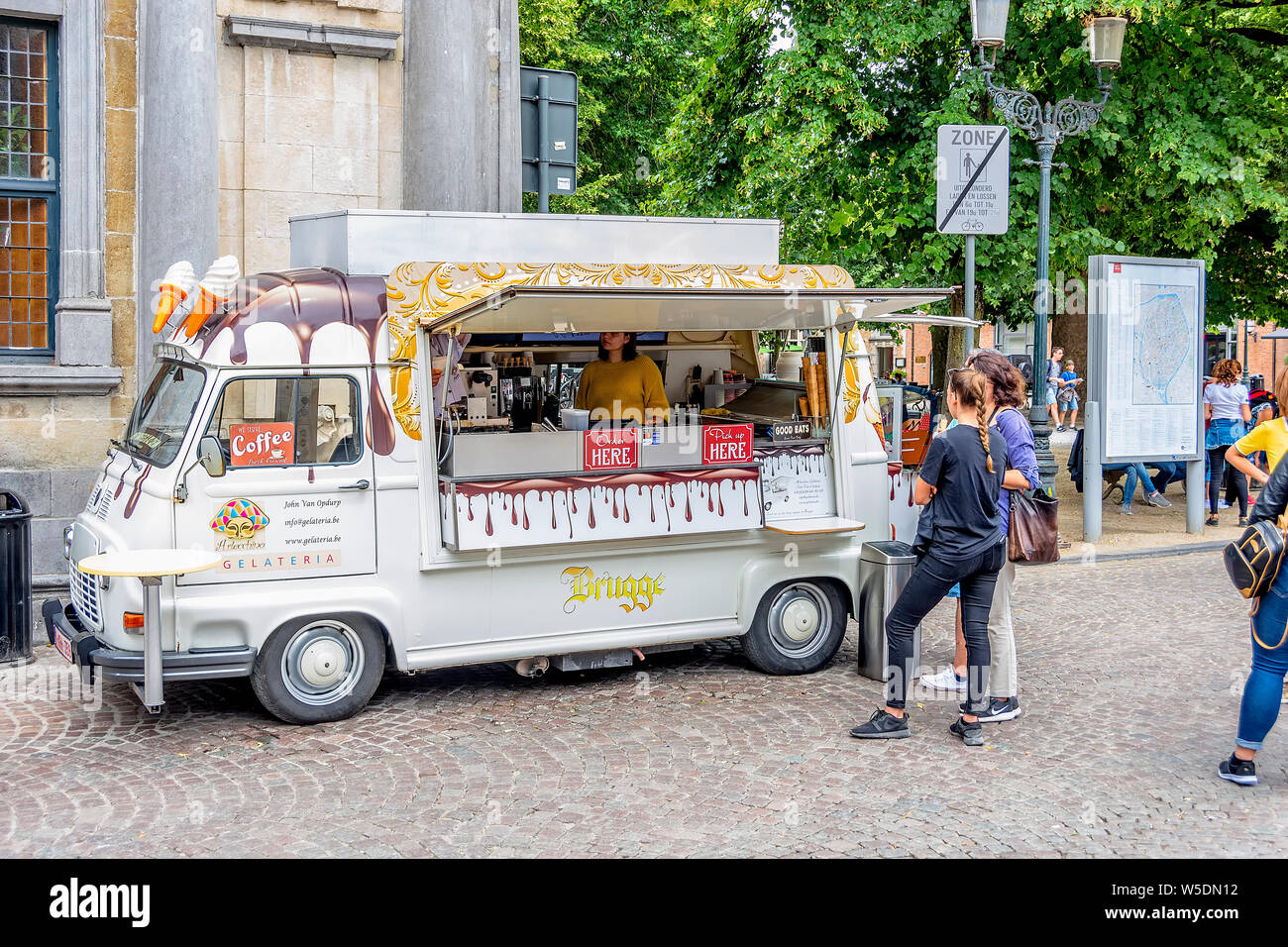Ice Cream van in Brügge mit Menschen warten bedient zu werden. Stockfoto