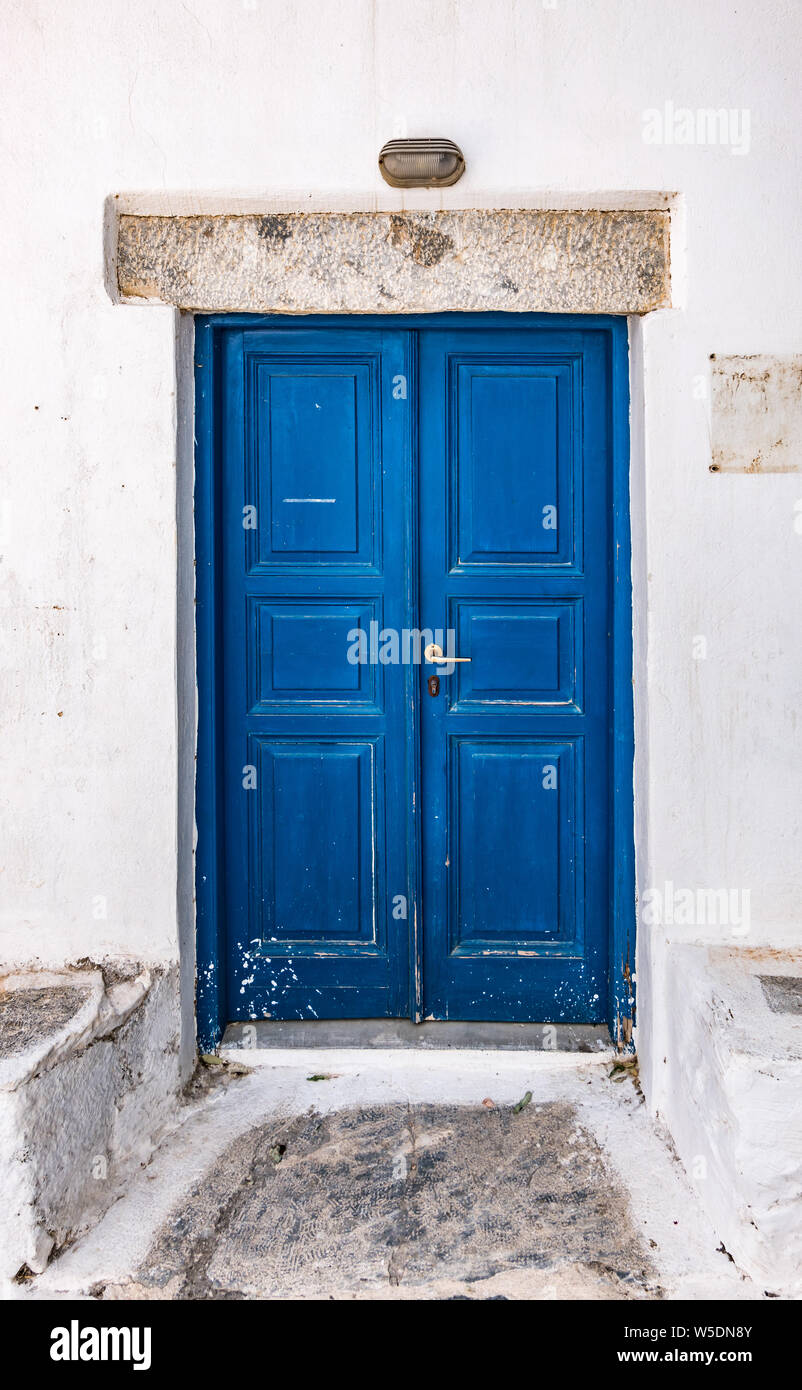 Alte blaue Holztür der traditionellen weißen Haus in Amorgos, Griechenland. Stockfoto