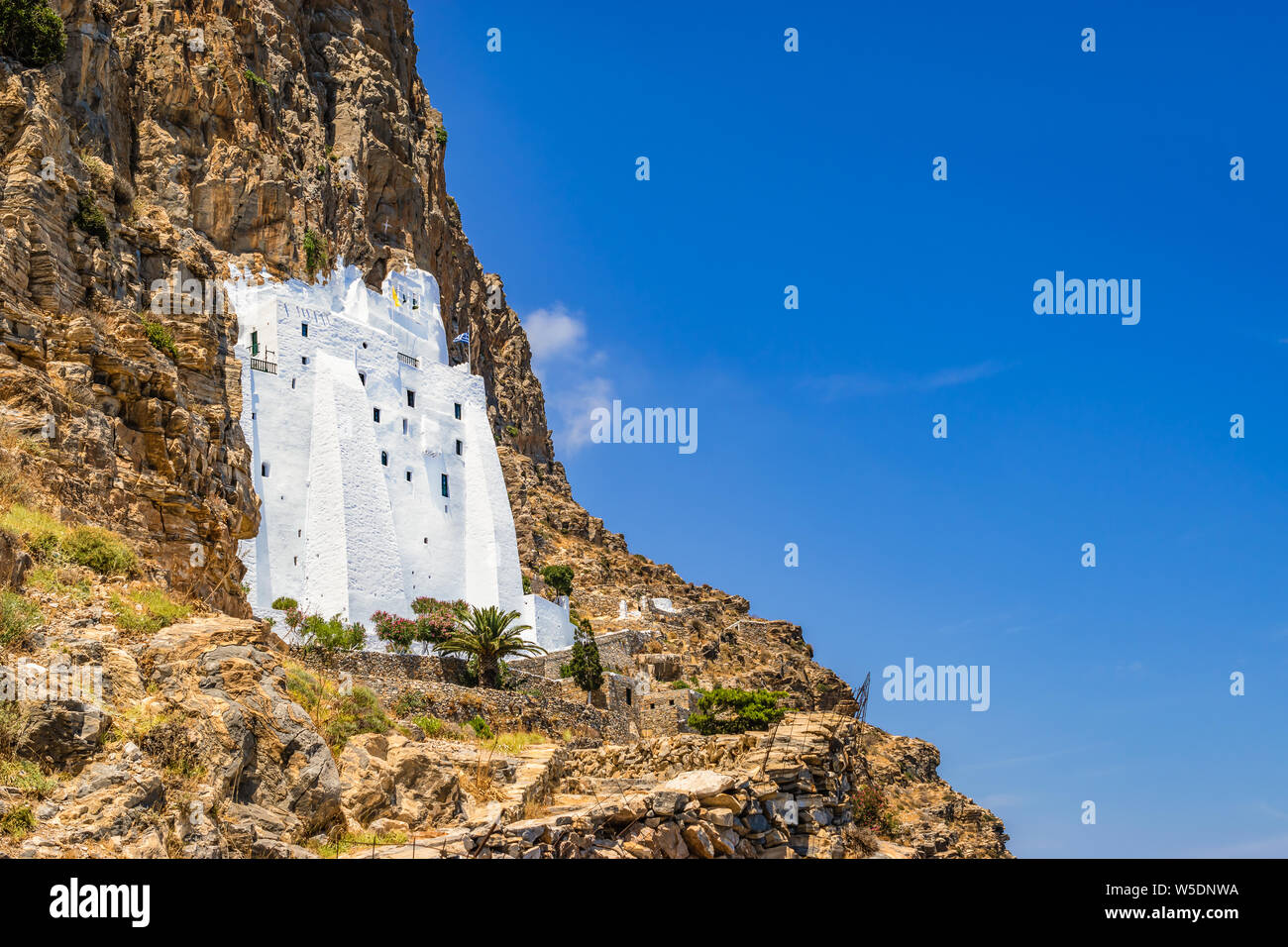 Amorgos weiß getünchten Kloster auf der Klippe, Griechenland. Stockfoto