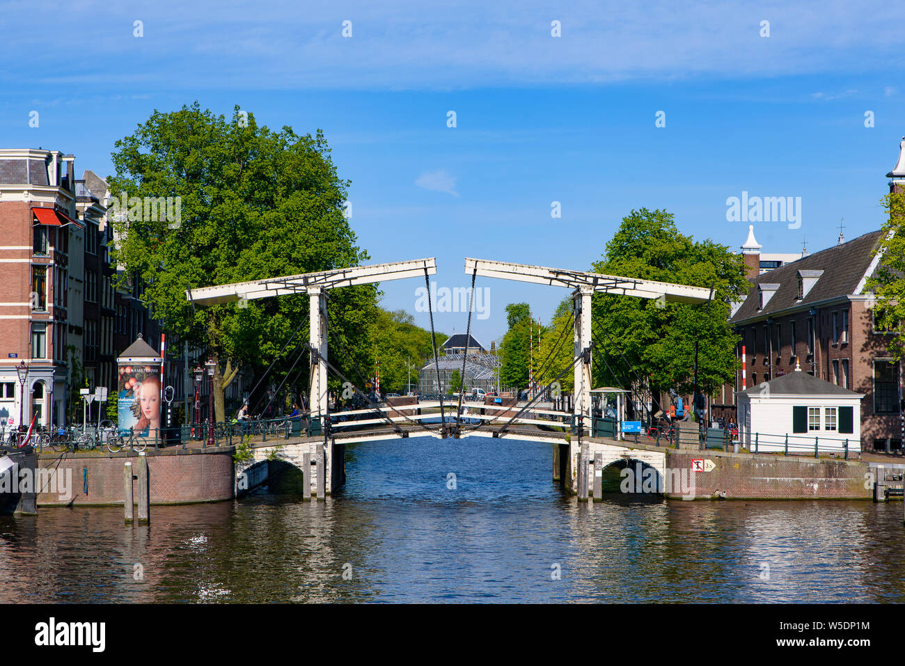 Gebäude, Bäume, und Boote auf dem Kanal in Amsterdam, Niederlande Stockfoto