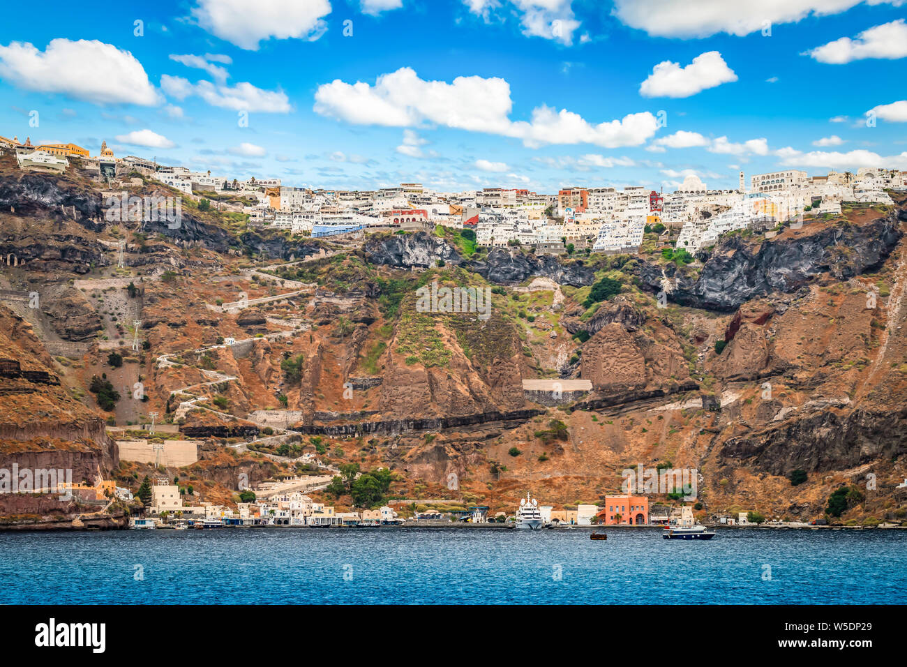 Santorini, Griechenland, Ägäis. Landschaft mit der Stadt und dem Hafen von Fira entfernt. Stockfoto