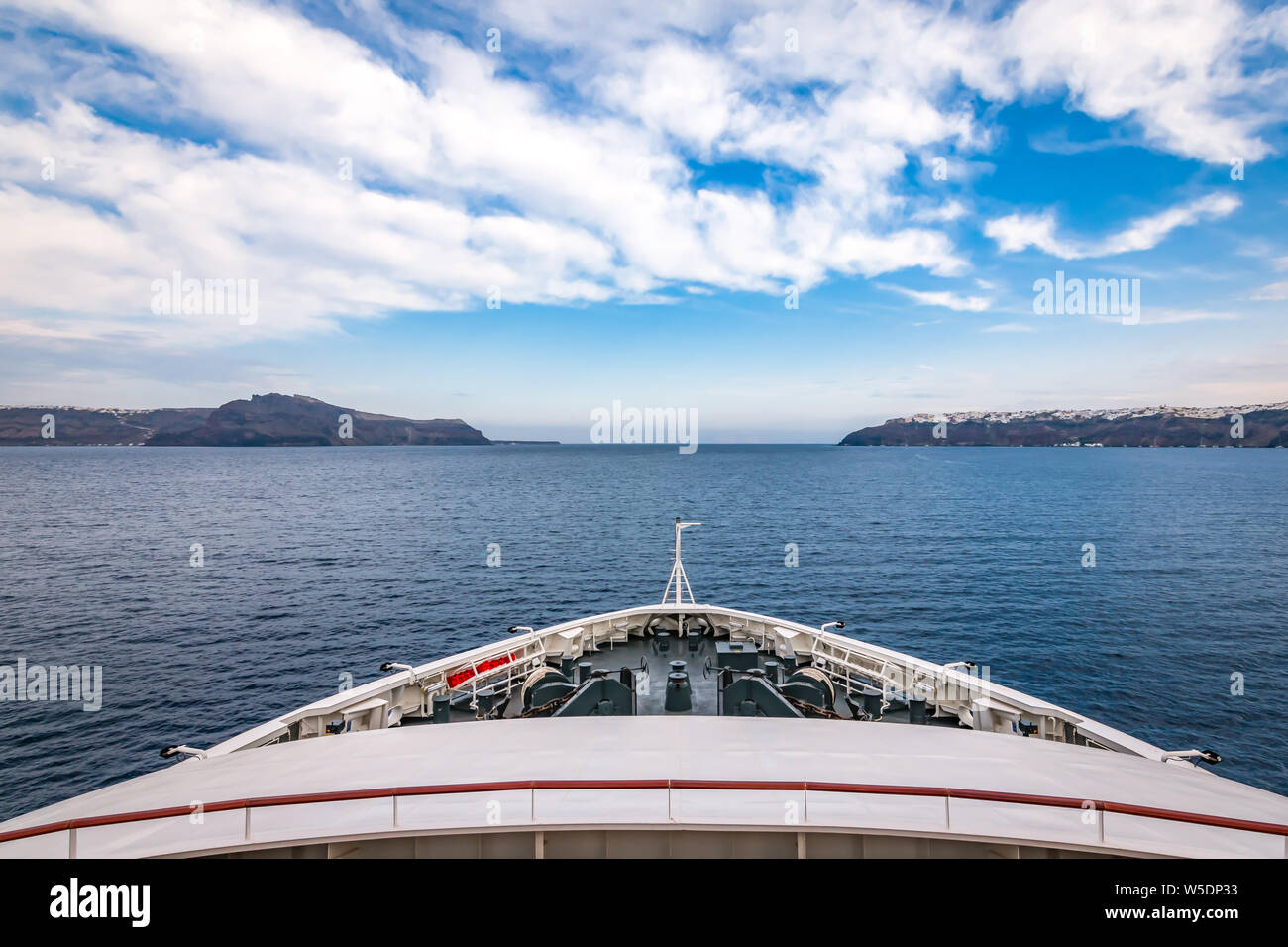 Kreuzfahrtschiff an der Ägäis, Griechenland. Stockfoto