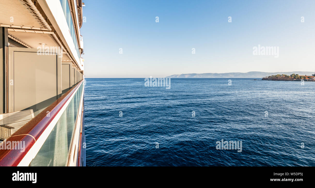 Kreuzfahrtschiff an der Ägäis, Griechenland. Stockfoto