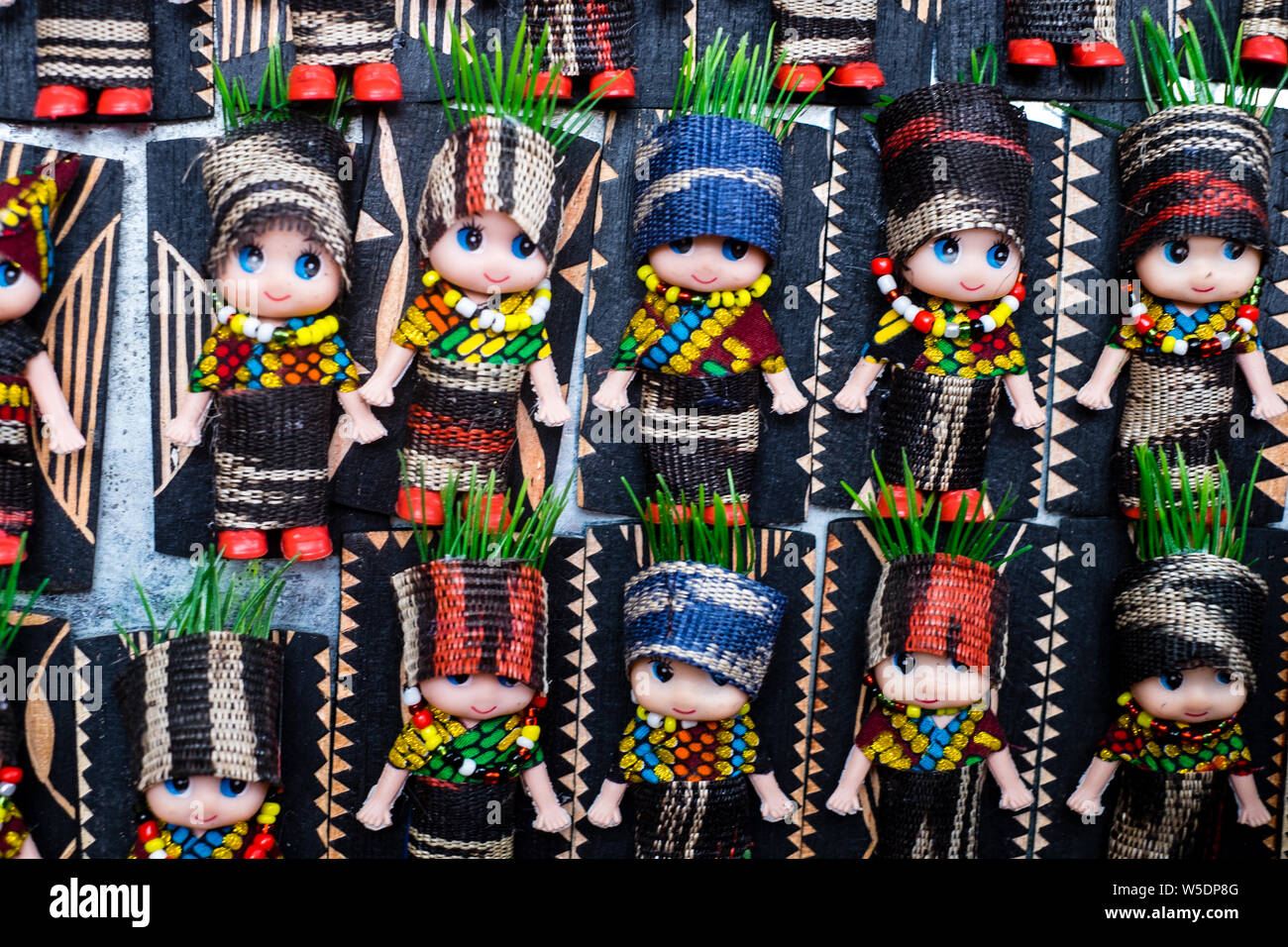 Koronadal, PH - Juli 18, 2019: Cute Puppen in nalak Bekleidung T' Während der T'nalak Festival 2019 angezeigt. Stockfoto