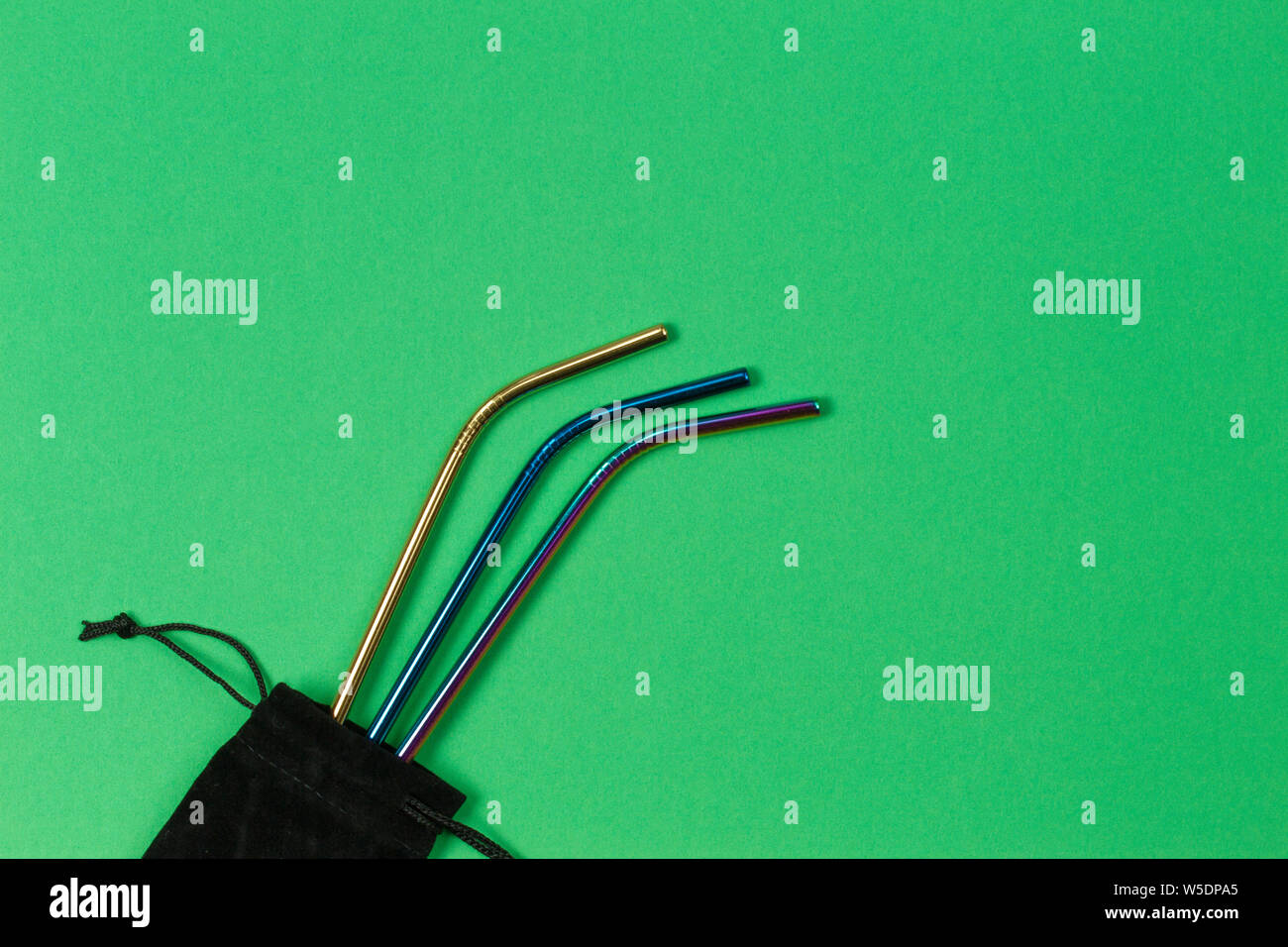 Umweltfreundliche Edelstahl wiederverwendbar Strohhalme auf grünem Hintergrund Stockfoto