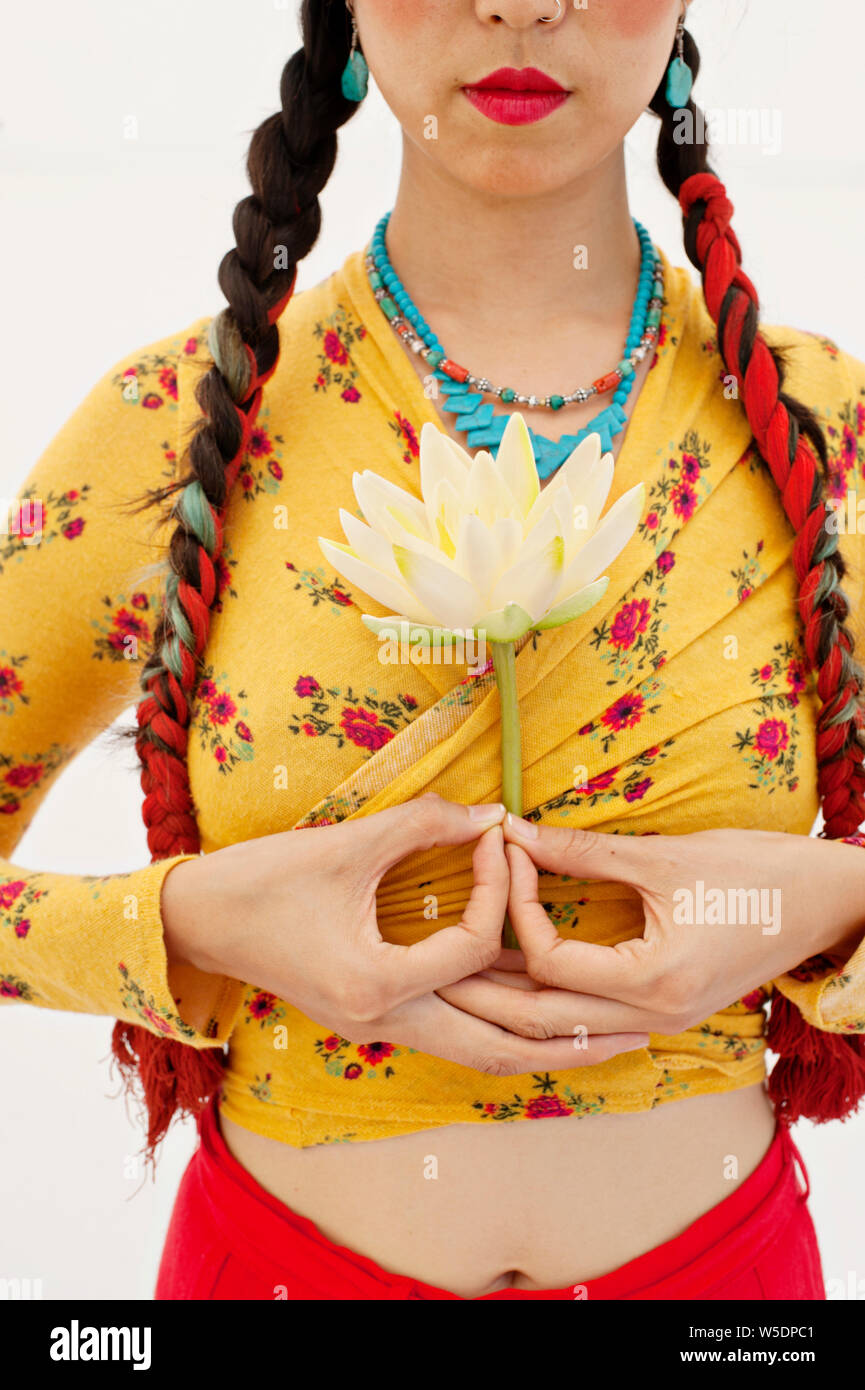 Close-up Ernte eines schönen Geistlichen asiatischen koreanisch-amerikanischen Frau mit einem Lotus Blossom. Stockfoto