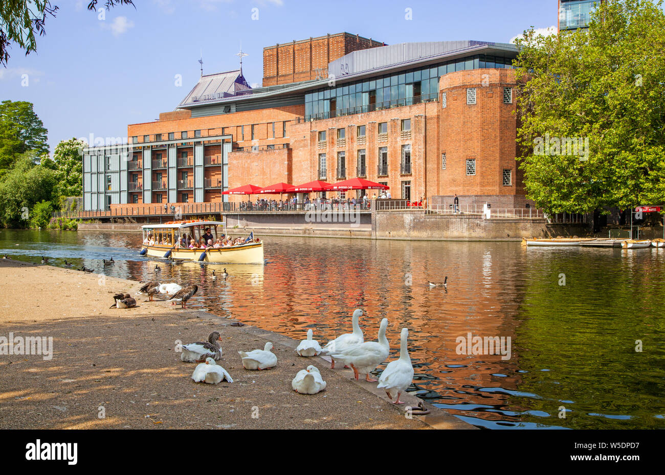 Die Menschen an Bord, wenn das Boot das Boot Ausflüge auf dem Fluss Avon, wie es vor der Royal Shakespeare Theatre in Stratford-upon-Avon geht Stockfoto Die Menschen an Bord, wenn das Boot das Boot Ausflüge auf dem Fluss Avon, wie es vor der Royal Shakespeare Theatre in Stratford-upon-Avon geht Stockfoto