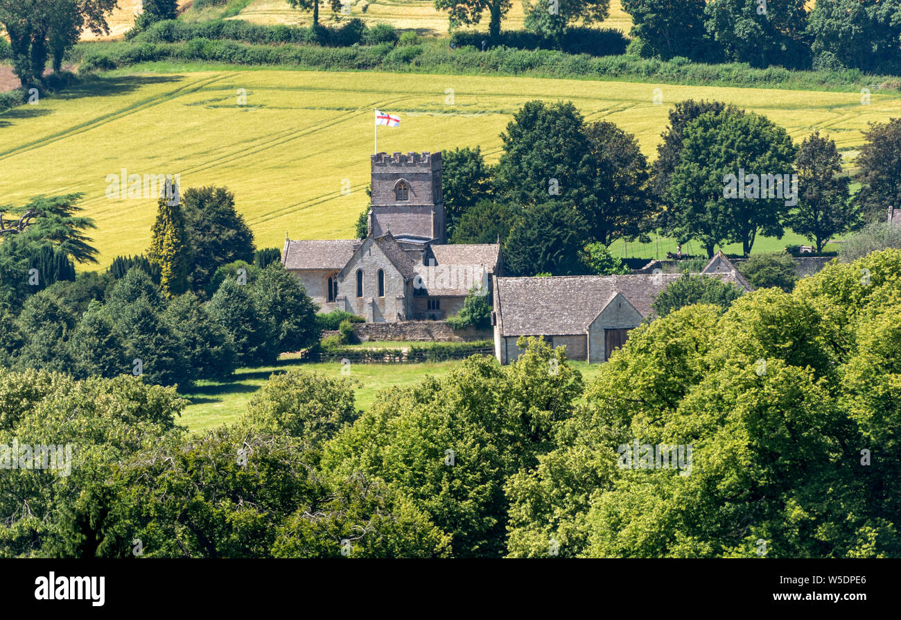 Guiting Power, Cheltenham, Gloucestershire, England, UK. Eine Übersicht über St Michaels und alle Engel Kirche Guiting macht ein kleines Dorf Stockfoto