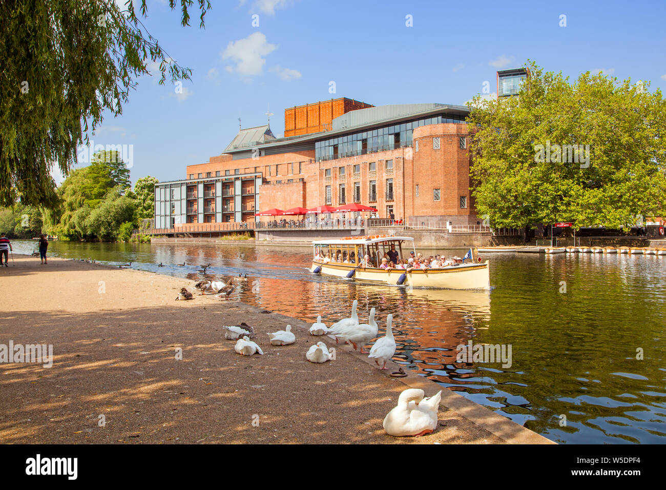 Die Menschen an Bord, wenn das Boot das Boot Ausflüge auf dem Fluss Avon, wie es vor der Royal Shakespeare Theatre in Stratford-upon-Avon geht Stockfoto Die Menschen an Bord, wenn das Boot das Boot Ausflüge auf dem Fluss Avon, wie es vor der Royal Shakespeare Theatre in Stratford-upon-Avon geht Stockfoto