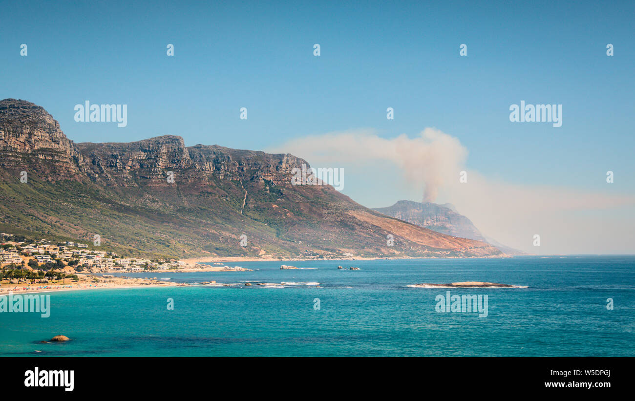 Capet, Südafrika: Dürre betroffenen Küste mit einem Brand im Hintergrund. Stockfoto