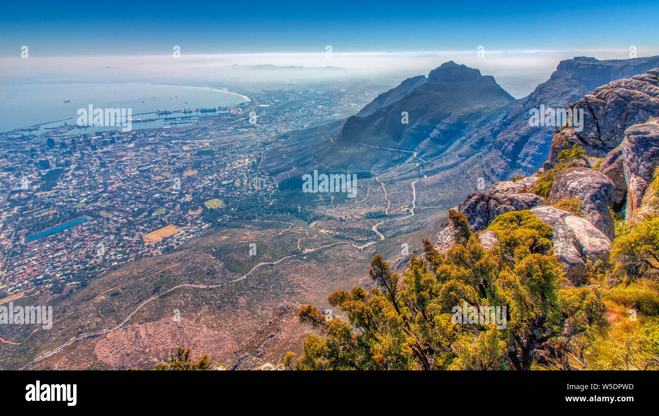 Kapstadt, Südafrika: Blick vom Tafelberg auf die Stadt und Wanderwege. Stockfoto