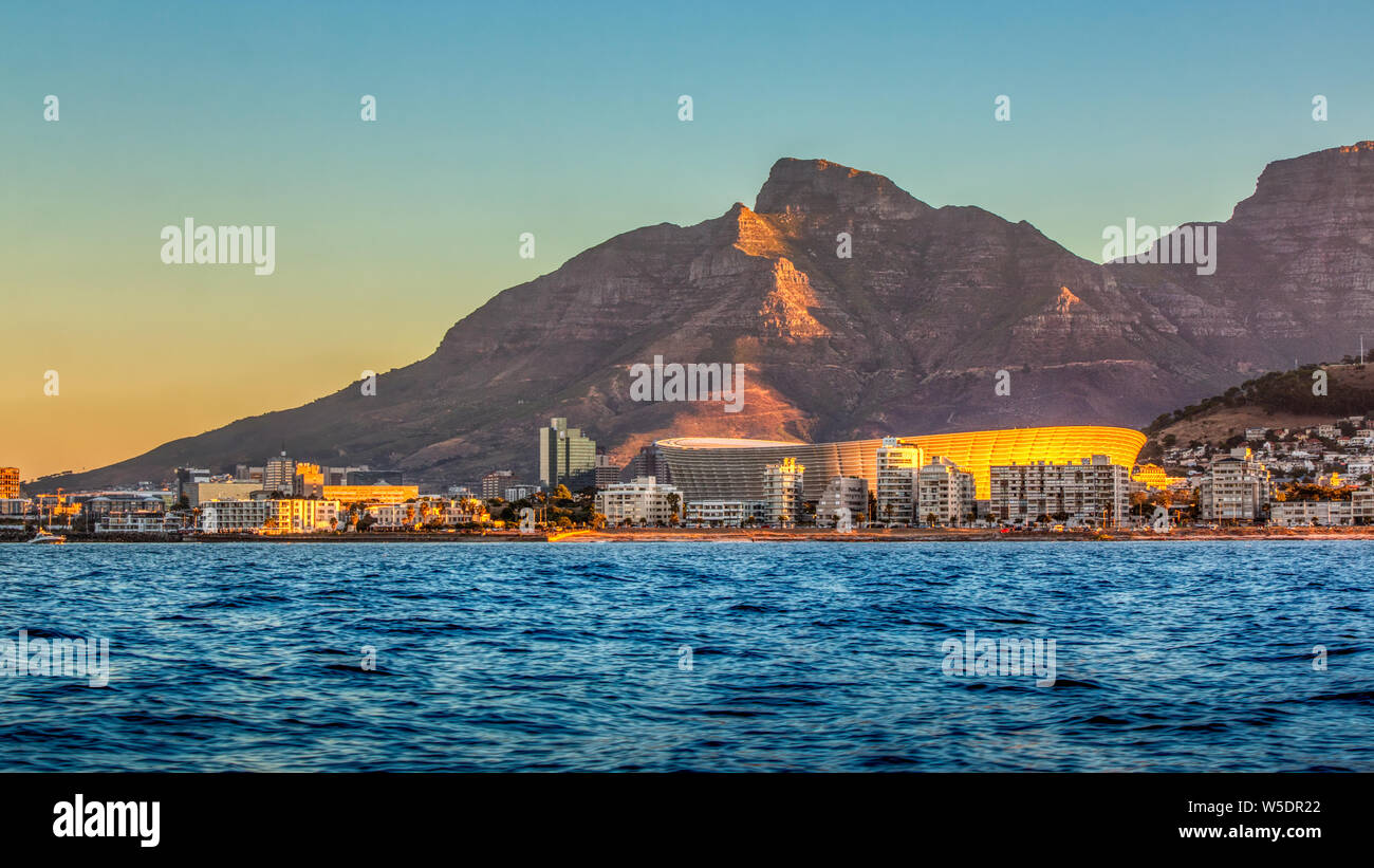 Kapstadt, Südafrika: Die Stadt und das Stadion Glühen bei Sonnenuntergang vor dem Tafelberg. Stockfoto