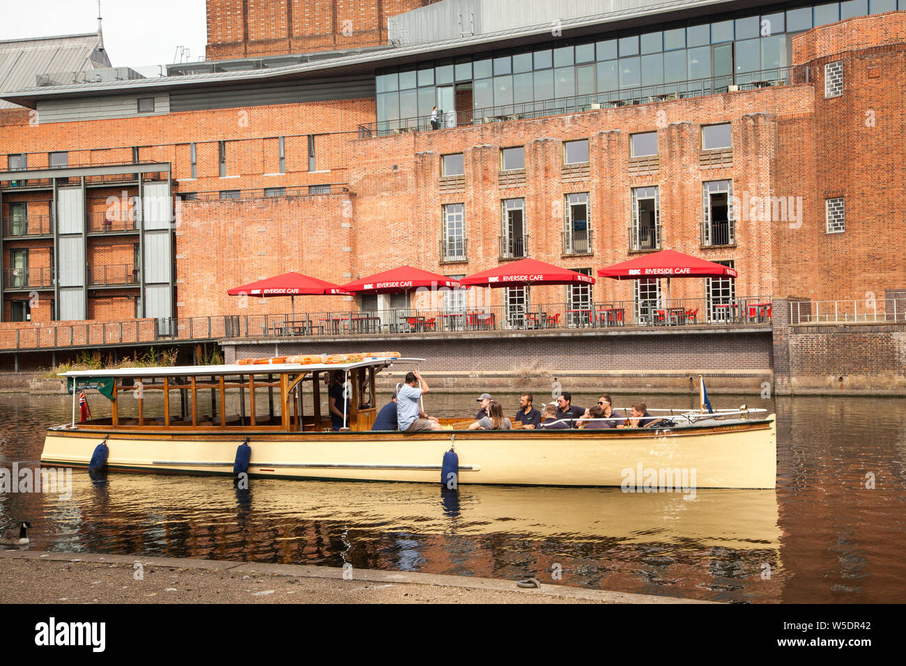 Die Menschen an Bord, wenn das Boot das Boot Ausflüge auf dem Fluss Avon, wie es vor der Royal Shakespeare Theatre in Stratford-upon-Avon geht Stockfoto Die Menschen an Bord, wenn das Boot das Boot Ausflüge auf dem Fluss Avon, wie es vor der Royal Shakespeare Theatre in Stratford-upon-Avon geht Stockfoto