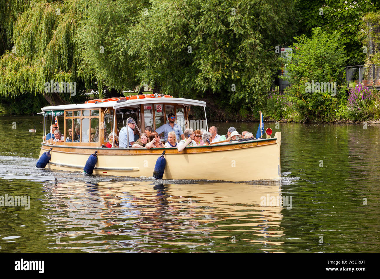 Urlauber an Bord ein Vergnügen, Boot, Boot Ausflüge auf dem Fluss Avon, wie es durch Stratford-upon-Avon, Warwickshire, England führt Stockfoto Urlauber an Bord ein Vergnügen, Boot, Boot Ausflüge auf dem Fluss Avon, wie es durch Stratford-upon-Avon, Warwickshire, England führt Stockfoto