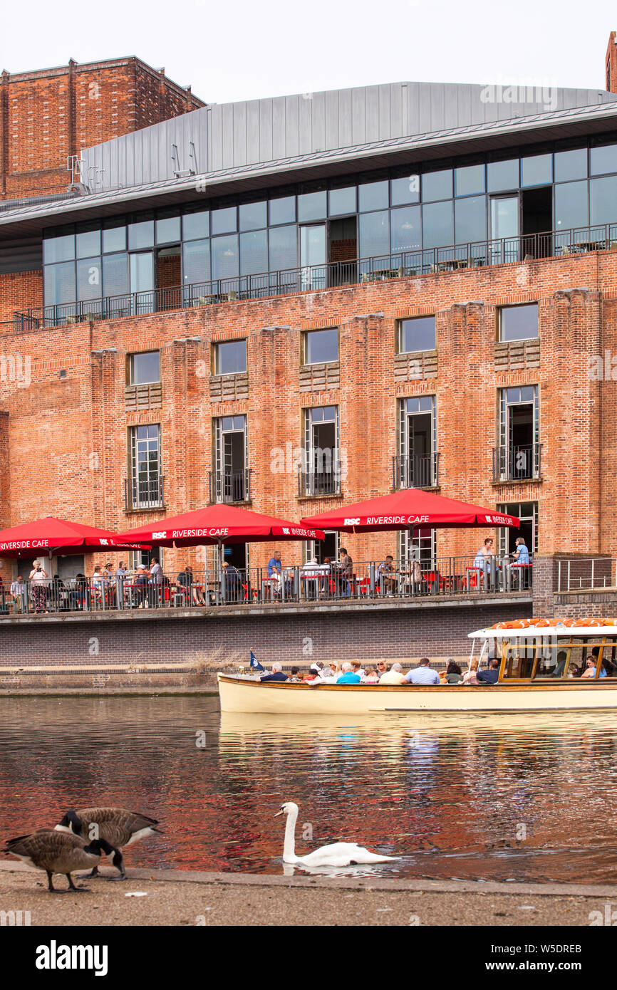 Die Menschen an Bord, wenn das Boot das Boot Ausflüge auf dem Fluss Avon, wie es vor der Royal Shakespeare Theatre in Stratford-upon-Avon geht Stockfoto Die Menschen an Bord, wenn das Boot das Boot Ausflüge auf dem Fluss Avon, wie es vor der Royal Shakespeare Theatre in Stratford-upon-Avon geht Stockfoto
