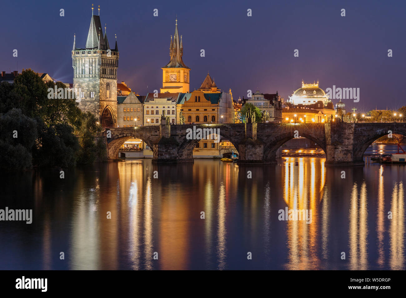 Panoramablick über die Moldau Karlsbrücke bei Nacht in Prag. Altstadt Turm und die historische steinerne Brücke mit Beleuchtung zwischen der Altstadt Stockfoto