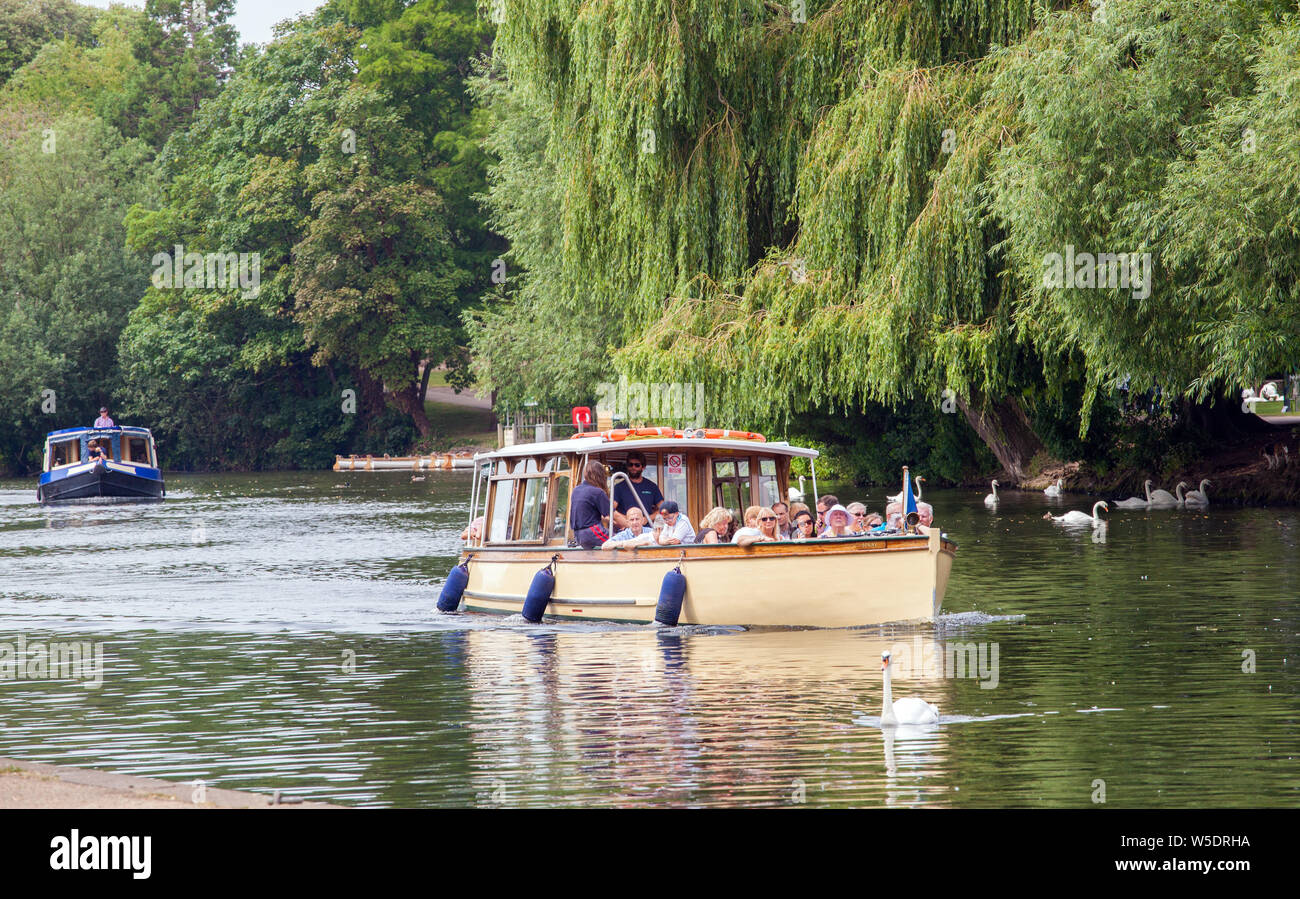 Urlauber an Bord ein Vergnügen, Boot, Boot Ausflüge auf dem Fluss Avon, wie es durch Stratford-upon-Avon, Warwickshire, England führt Stockfoto Urlauber an Bord ein Vergnügen, Boot, Boot Ausflüge auf dem Fluss Avon, wie es durch Stratford-upon-Avon, Warwickshire, England führt Stockfoto