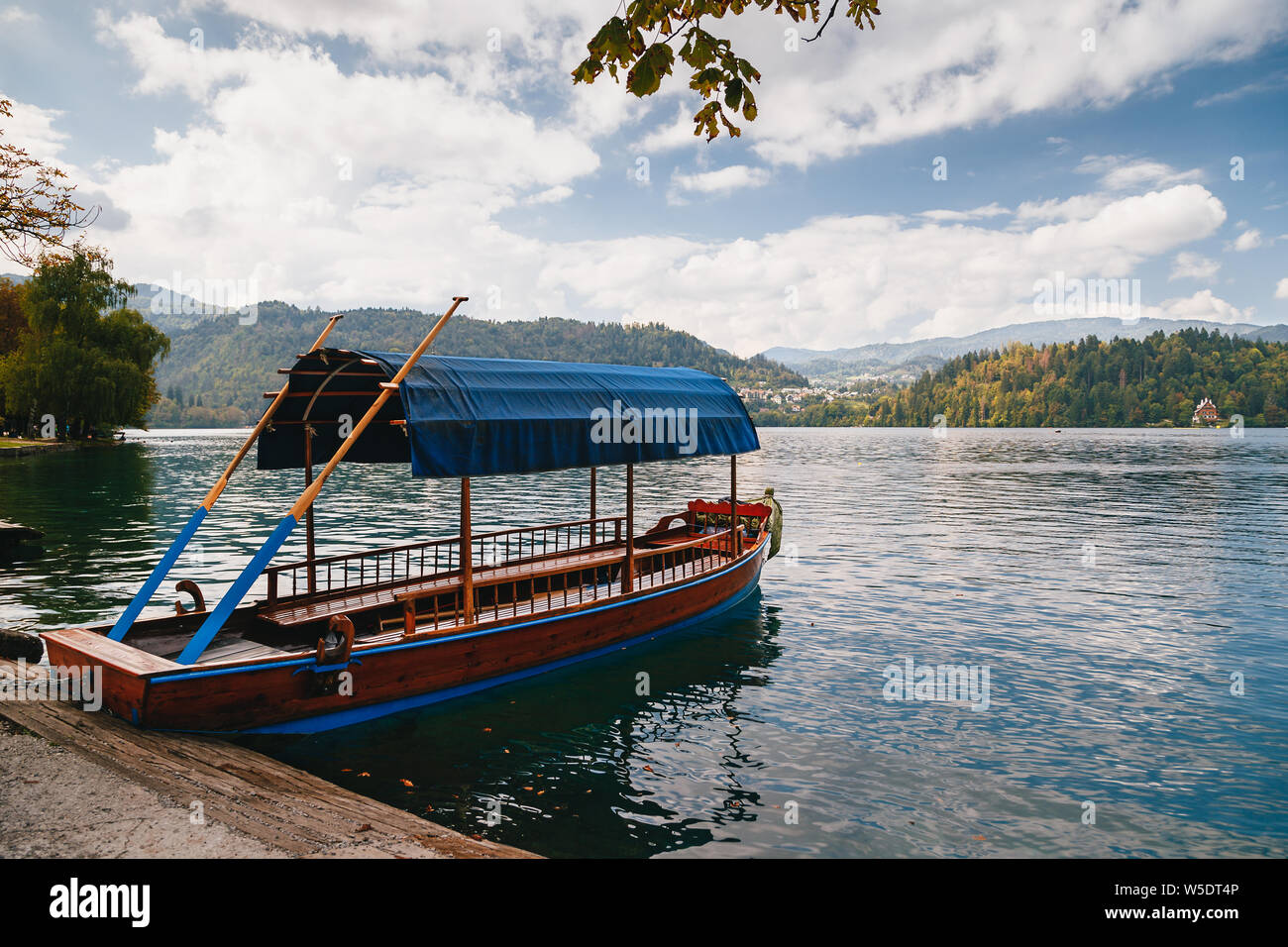 Blick auf die reine Bleder See mit einem traditionellen leer Pletna für Touristen. Travel Concept Stockfoto