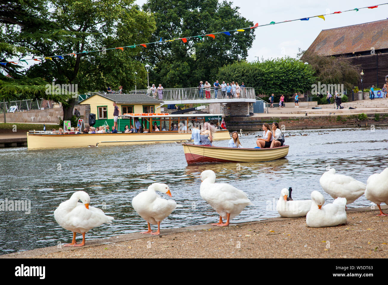 Urlauber an Bord ein Vergnügen, Boot, Boot Ausflüge auf dem Fluss Avon, wie es durch Stratford-upon-Avon, Warwickshire, England führt Stockfoto Urlauber an Bord ein Vergnügen, Boot, Boot Ausflüge auf dem Fluss Avon, wie es durch Stratford-upon-Avon, Warwickshire, England führt Stockfoto