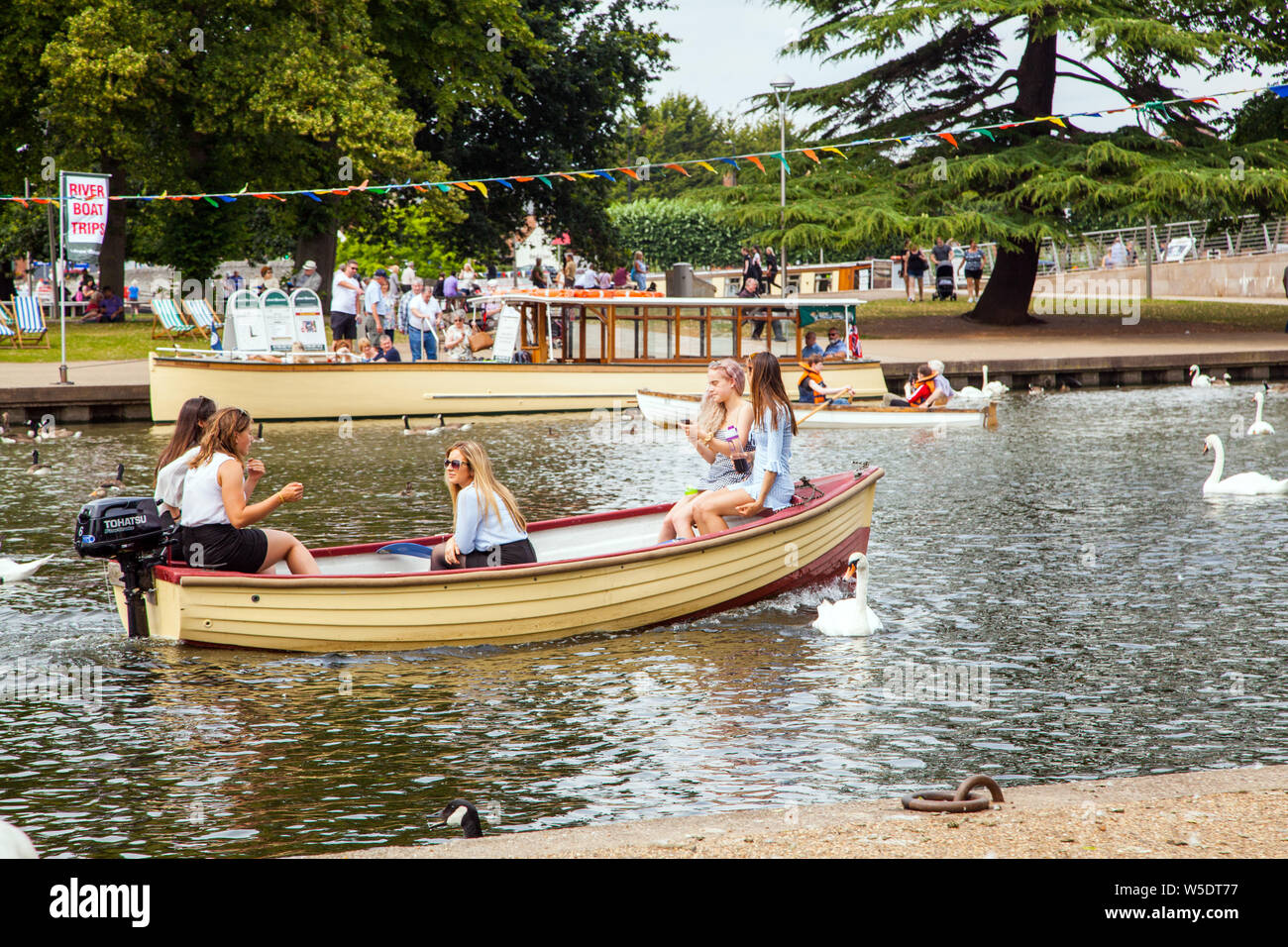 Urlauber an Bord ein Vergnügen, Boot, Boot Ausflüge auf dem Fluss Avon, wie es durch Stratford-upon-Avon, Warwickshire, England führt Stockfoto Urlauber an Bord ein Vergnügen, Boot, Boot Ausflüge auf dem Fluss Avon, wie es durch Stratford-upon-Avon, Warwickshire, England führt Stockfoto