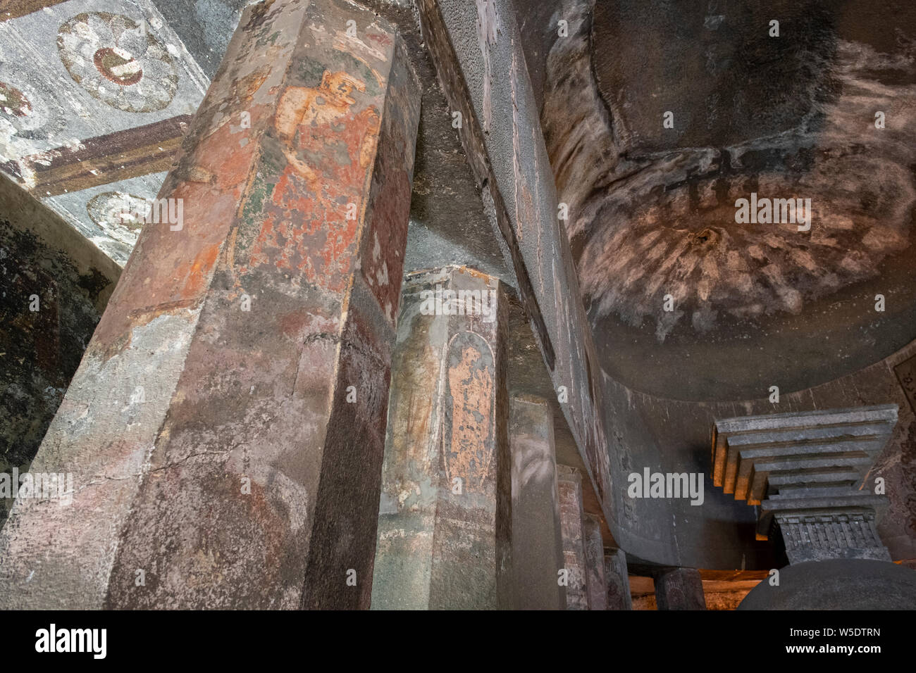 India, Maharashtra, Ajanta, Ajanta Höhlen. Höhle Interieur mit Wandmalerei detail. UNESCO. Stockfoto