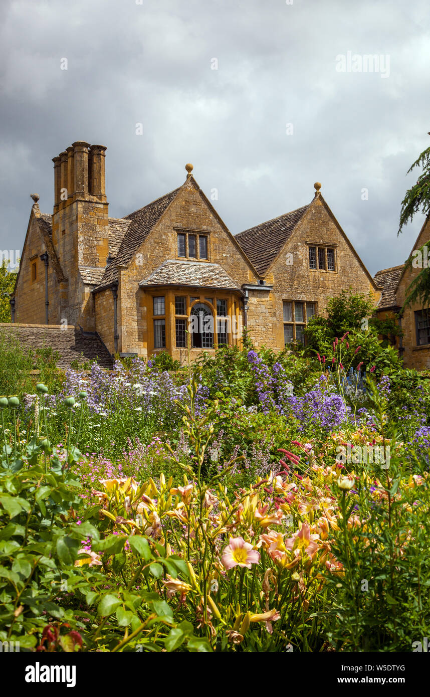 English Country House auf dem Gelände des National Trust Eigentum von Hidcote Manor Gardens mit ihren krautigen Blumenrabatten in den englischen Cotswolds Stockfoto