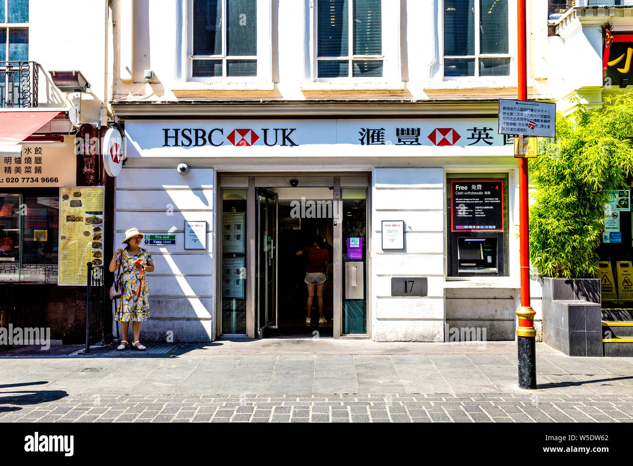 Zweig der HSBC in Chinatown mit der chinesischen Schrift auf der Fassade, London, UK Stockfoto