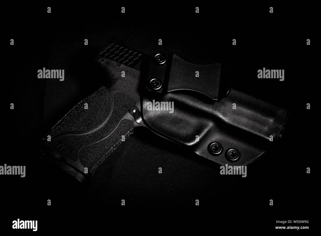 Smith und Wesson M&P 9 M2.0 mit Watchdog taktische Holster Stockfoto